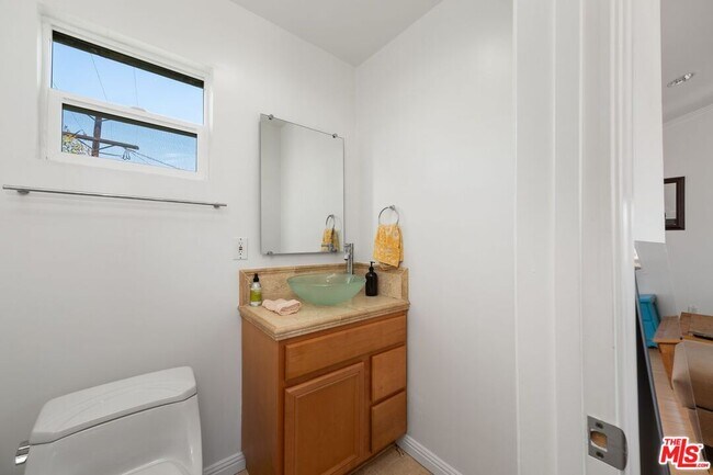 Building Photo - 1659 Ellsmere Ave
