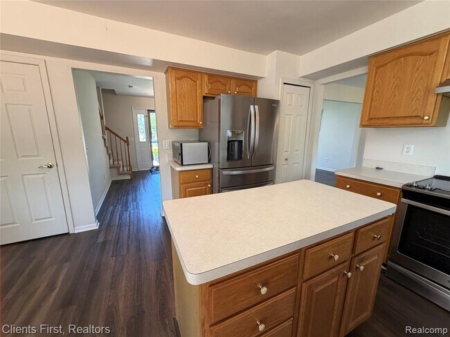 Building Photo - 7043 Foxridge Dr