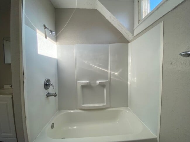 Building Photo - 2 bed 1 full bath and 1 half bath home for...