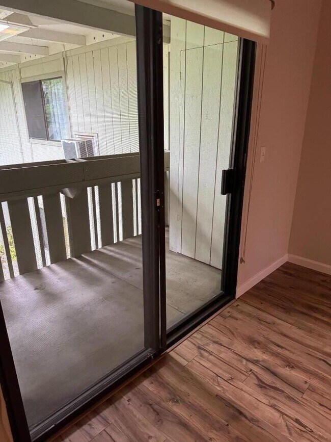 Building Photo - 1070 Mercedes Ave