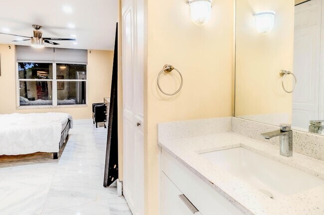 Building Photo - 3710 Inverrary Dr