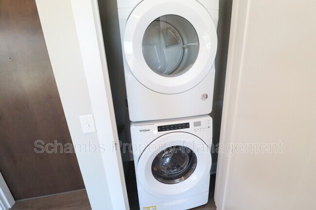 Building Photo - 145 S Main St