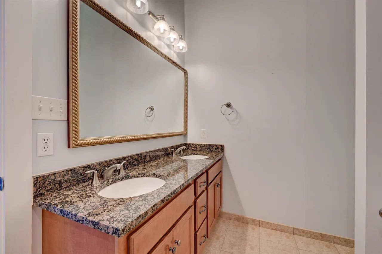 Building Photo - 435 S Front St