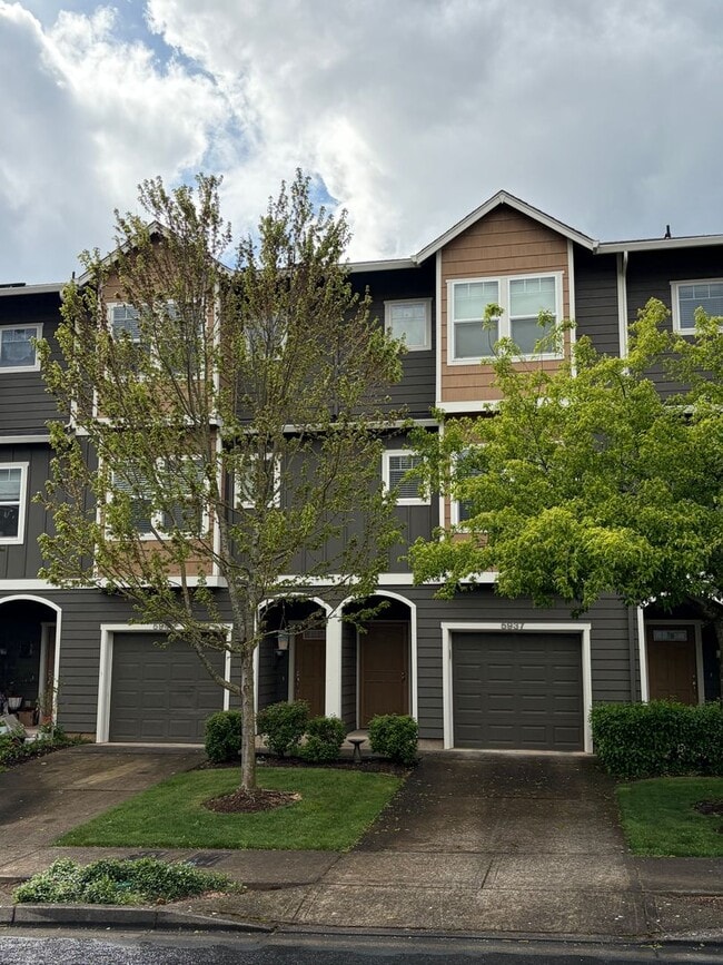Building Photo - Modern Comfort Meets Easy Living in McKenzie Ridge Estates