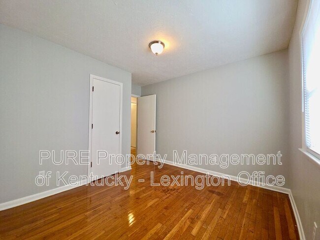 Building Photo - 3510 Lansdowne Dr