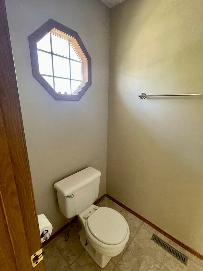 Building Photo - Beautiful 2 story, 5 bedroom, 3 bath home available NOW!