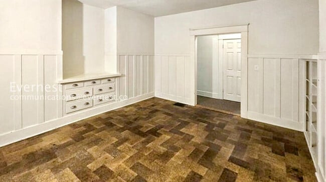 Building Photo - 4 Bed, 2 Bath Home with Fenced Yard / Vouchers Accepted / 12 to 18 month lease options available.