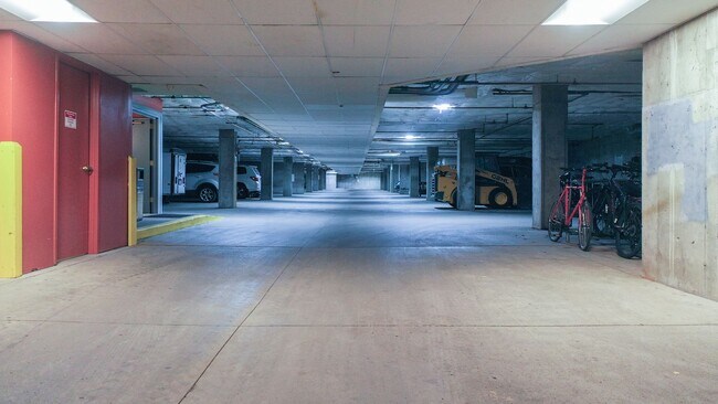 Building Photo - Evolve Real Estate: 3-6 Mos Lease Only Large Fully Furnished Condo Walking Distance to Keystone V...