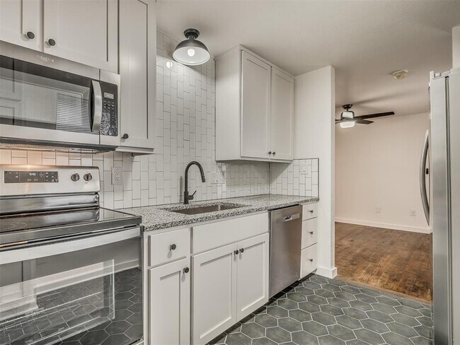 Building Photo - 131 W Acres St