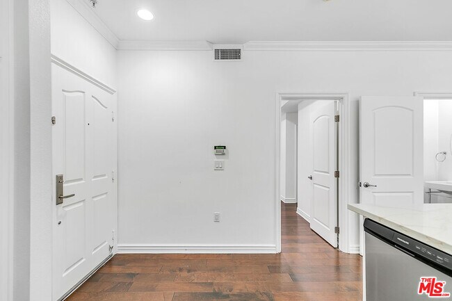 Building Photo - 11504 Moorpark St