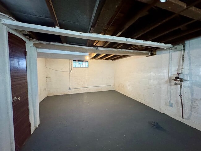 Building Photo - Beautiful 3 bedroom, 1 bath single family home with large fenced yard/ Garage /Central AC / Appli...