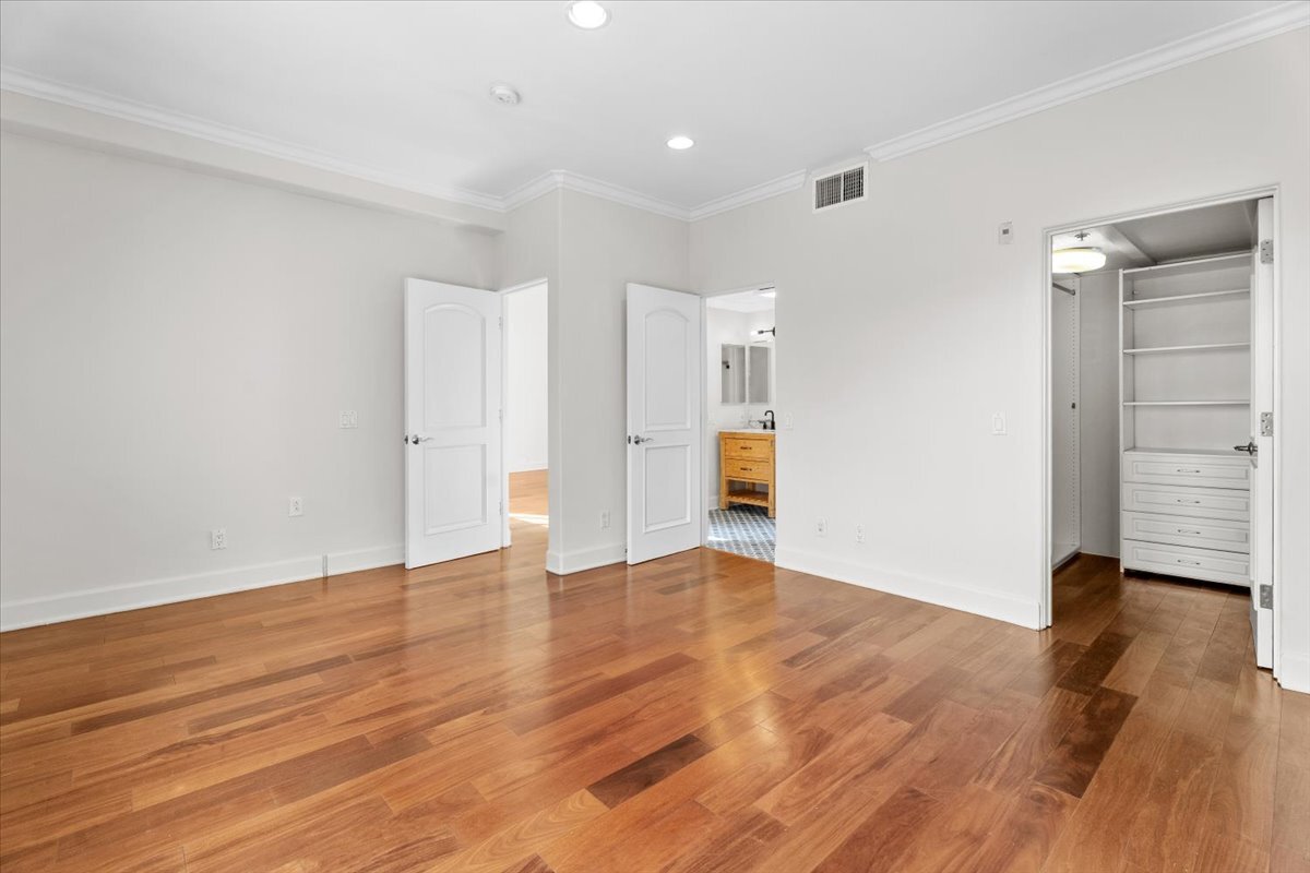Building Photo - 851 N San Vicente Blvd