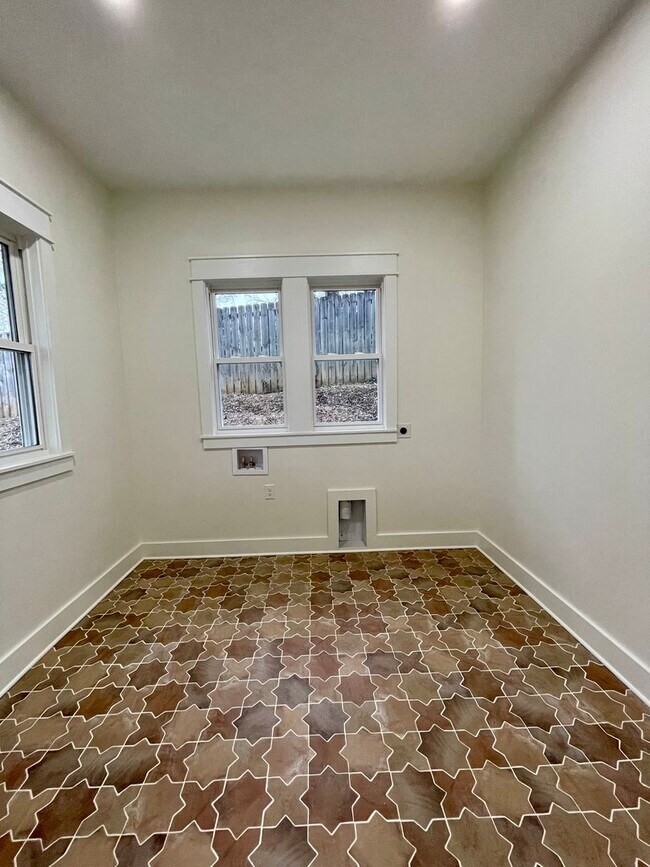 Building Photo - 323 50th Ave N