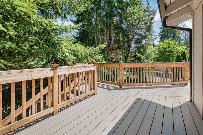 Building Photo - 5 Bed 3 Bath home In Bellevue Available Now