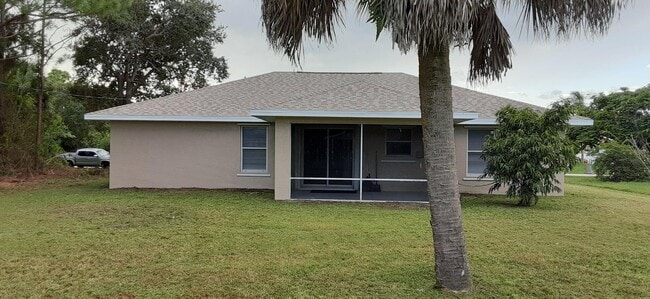 Building Photo - 461 SW Carmelite St