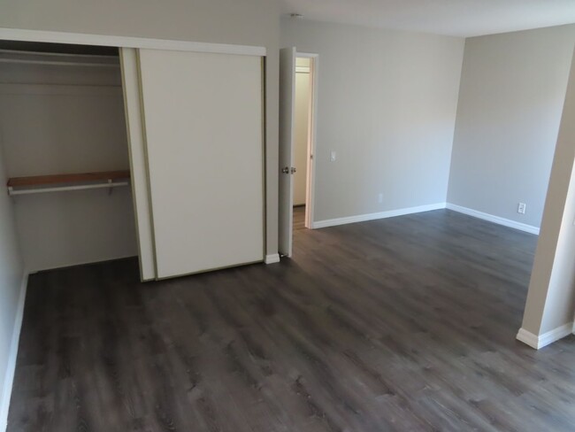 Building Photo - Renovated, upstairs one bedroom condo in M...