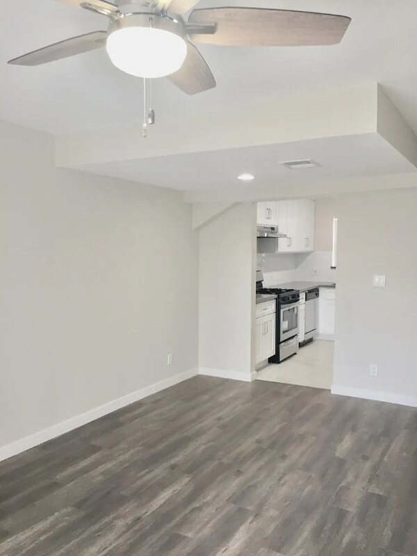 Building Photo - 514 E Valencia Ave