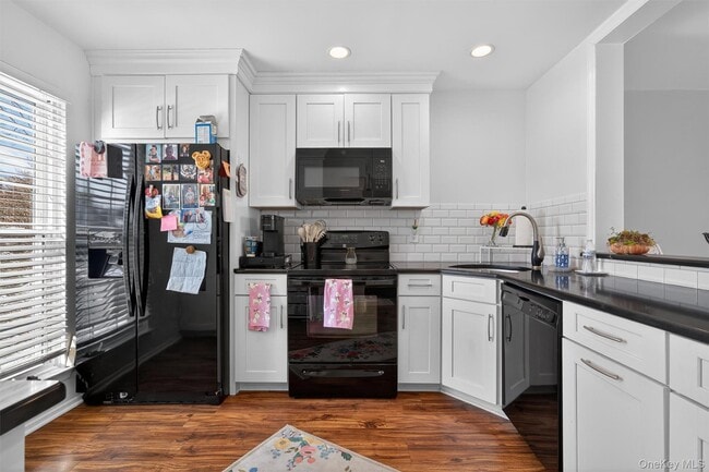 Building Photo - 12 Brook Dr