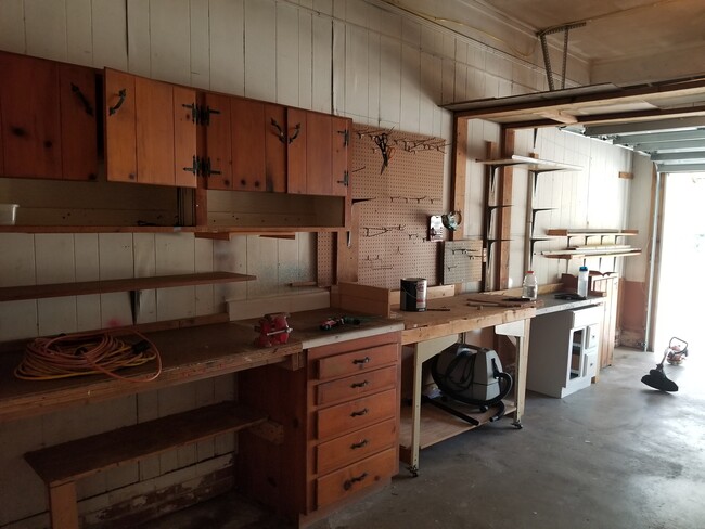 Work shop in garage - 921 Brookview Cir