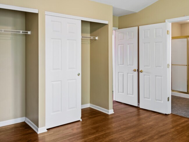 Building Photo - 672 E Lake Ln