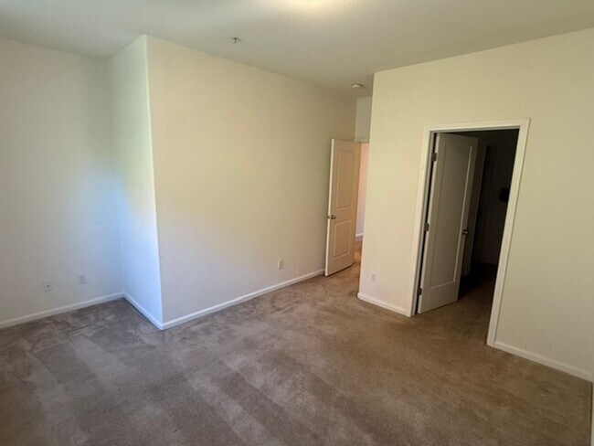 Building Photo - Large 3-Bedroom, 3.5 Bathroom Townhome in Metro Walk Village Neighborhood