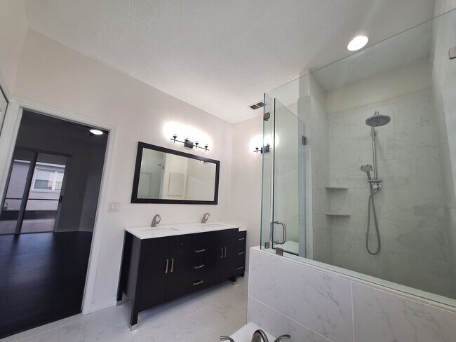 Building Photo - Charming 3-Bedroom Home with Spacious Back...