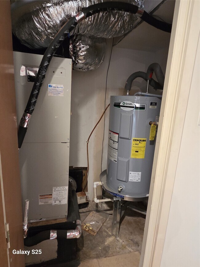 Building Photo - 102 E 5th St