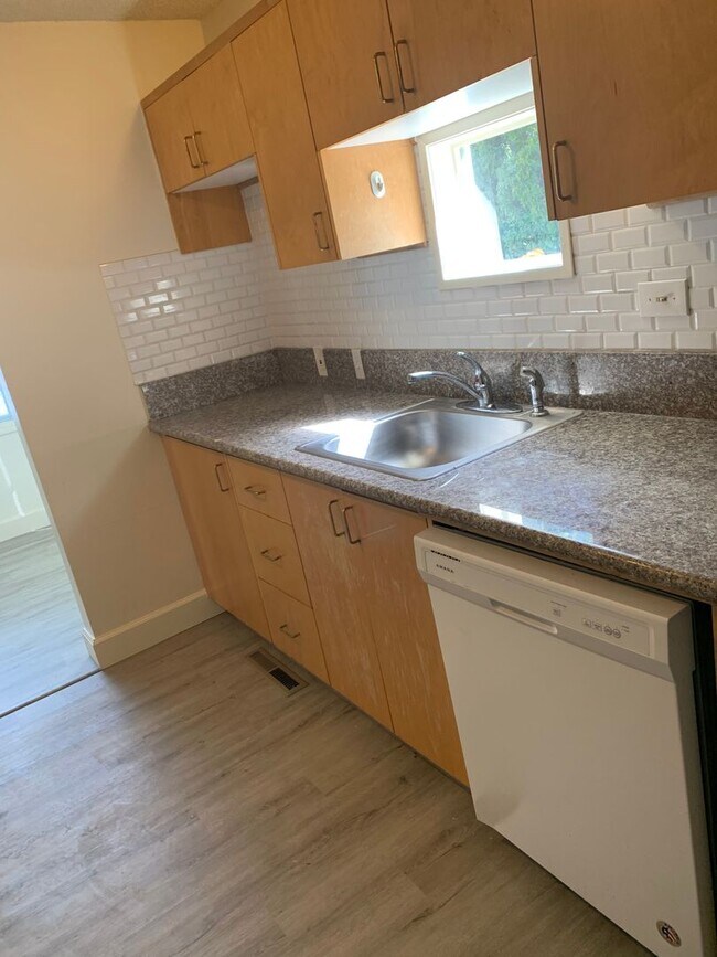 Building Photo - Updated 4 Bedroom ~ 1 Bathroom House Near ...