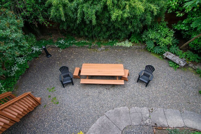 Building Photo - FREE RENT SPECIAL! Top Floor Corner Single...