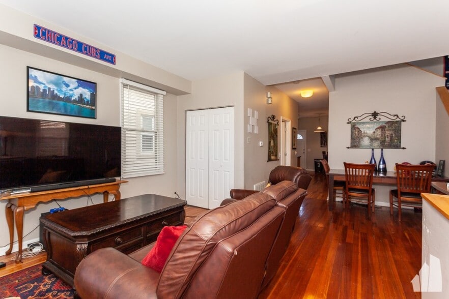 Building Photo - 2440 N Ashland Ave