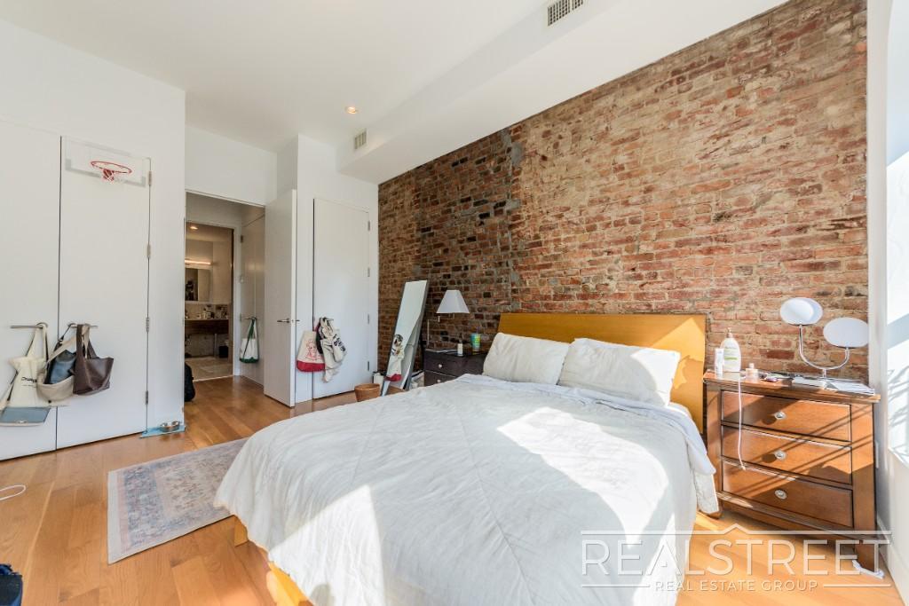 Building Photo - LOFT-LIKE 1 BED w PRIVATE ROOF DECK + LAUNDRY IN-UNIT