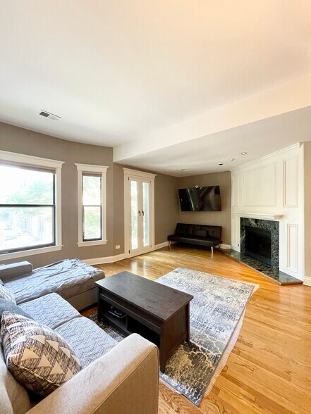 Building Photo - 4214 N Kenmore Ave