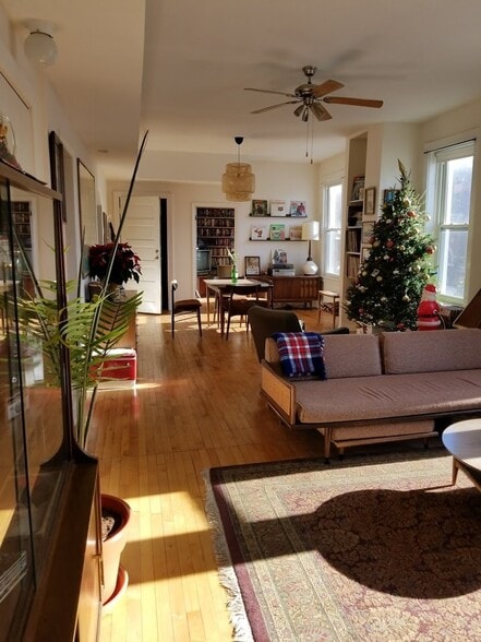 Building Photo - 2350 W Augusta Blvd