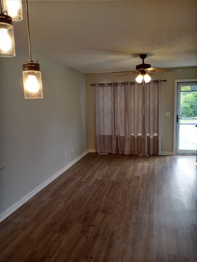 Building Photo - 2 bed 1.5 bath condo for rent