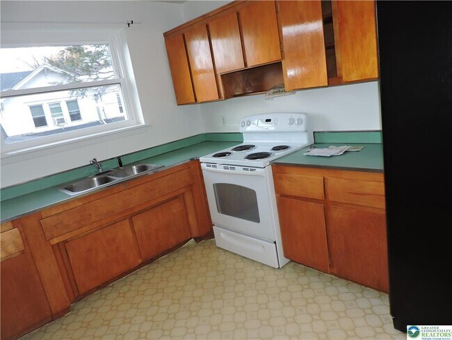 Building Photo - 434 N Leh St