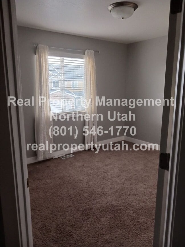 Building Photo - 3 Bed 2.5 Bath Townhome in West Haven Comi...