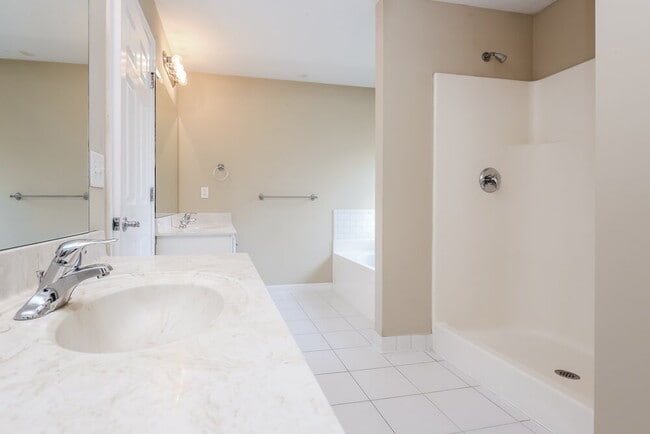 Building Photo - 906 Lakeside Ct