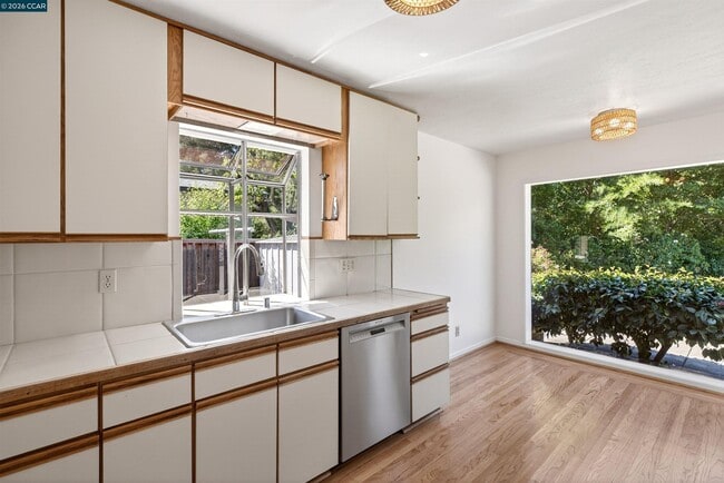 Building Photo - 39 Donna Maria Way