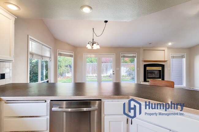 Building Photo - Charming home minutes from Settler's Park