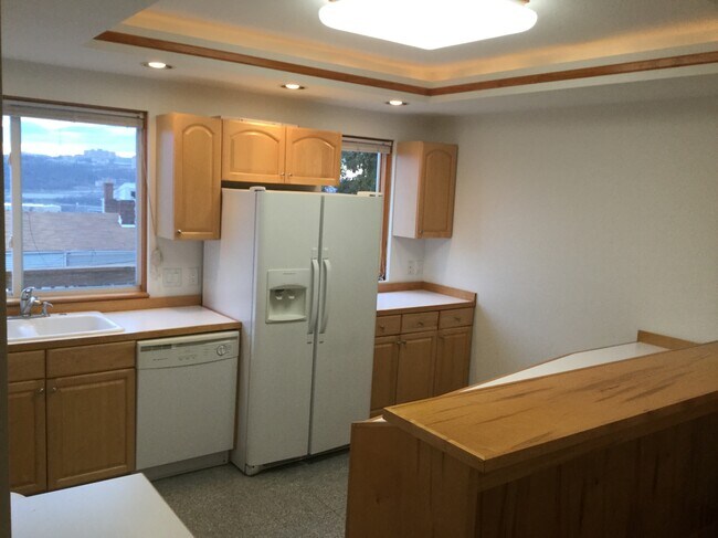 Building Photo - 2309 Wellington St