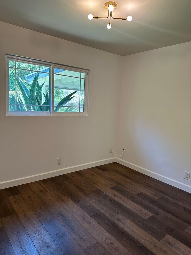Building Photo - Well Maintained 3 Bedroom Home w/Solar