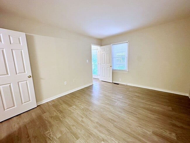 Building Photo - 4 Bedroom Townhouse Near Chesterfield Cour...