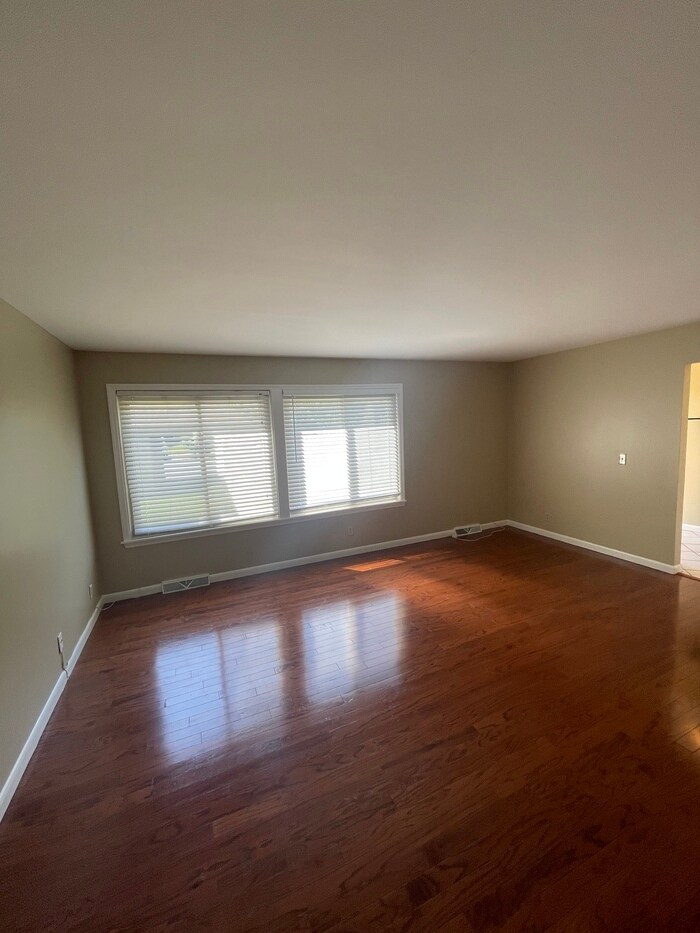 Building Photo - 6947 Highland Park Dr