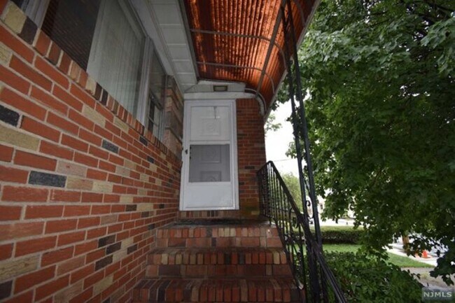 Building Photo - 356 Slocum Way