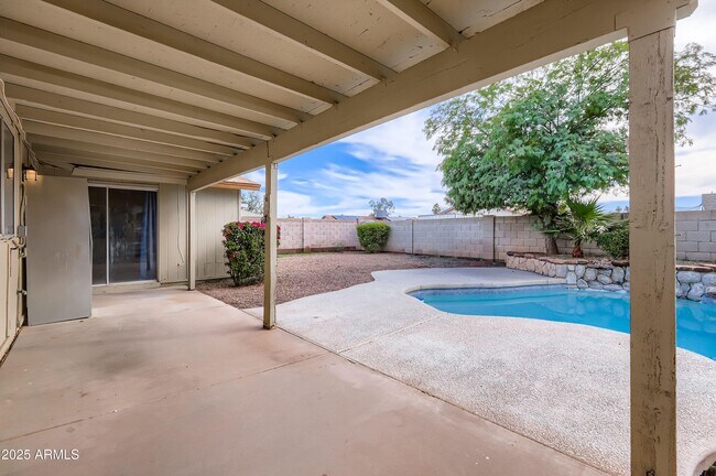 Building Photo - 1619 W El Alba Way