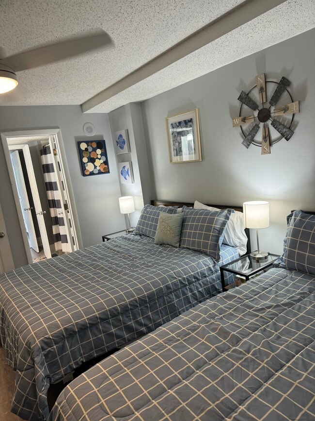 Building Photo - 210 75th Ave N