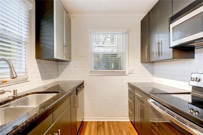 Building Photo - 1110 W 22nd St