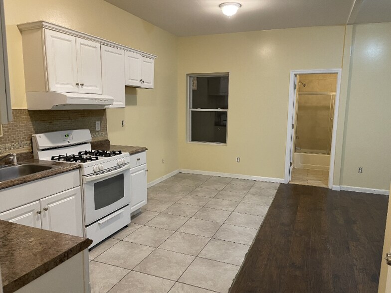 Building Photo - 218 Hopkins Ave