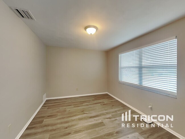 Building Photo - 730 College Hill Dr