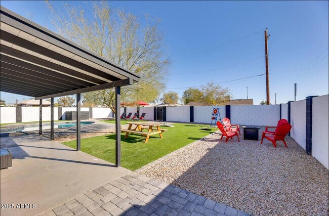 Building Photo - 1027 S Siesta Ln